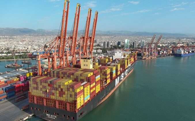 Mersin Uluslararası Limanında tarihi an; 400 metrelik mega gemi ilk kez demir attı