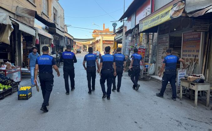 Tarsus Zabıtası kaldırım işgaline geçit vermiyor