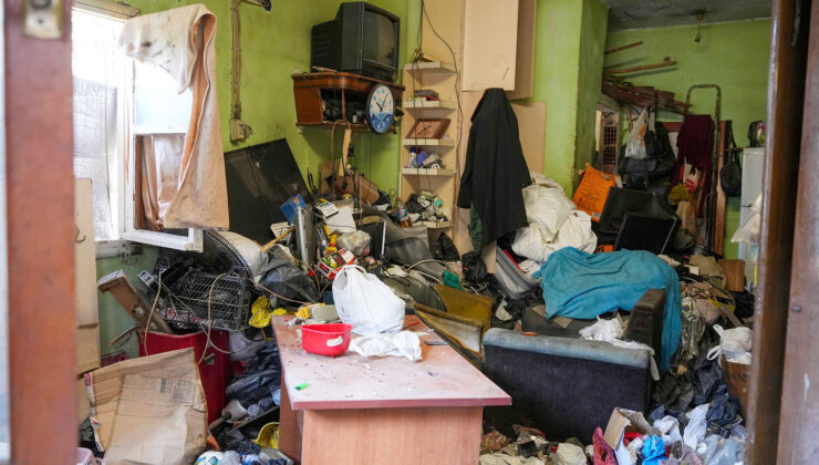 Tarsus’ta bir evde 28 ton çöp çıktı