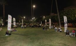 Gençler, Mersin sahilinde Akustik konserli eğleniyor