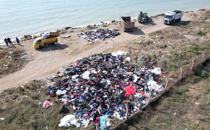Karaduvar sahilinde tepki çeken manzara; Tonlarca giysi ve tekstil atığı sahile döküldü