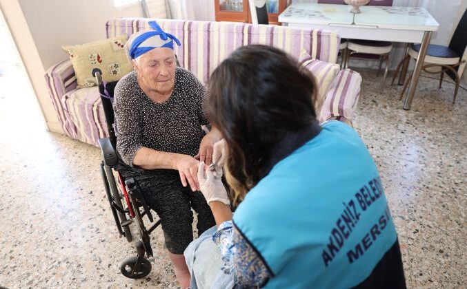 Akdeniz Belediyesi, evde temizlik ve kişisel bakım hizmetiyle gönüllere dokunuyor