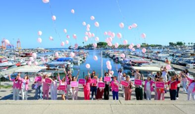 Meme Kanseri farkındalığı için pembe balonlar gökyüzünde