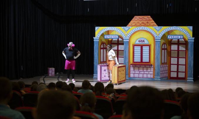 Mersin Şehir Tiyatrosu çocuklar için perdelerini açtı
