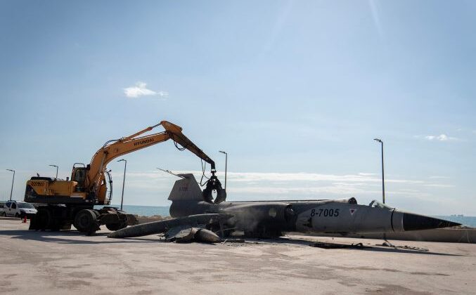 Mersin’in simge uçağı ‘Korozyon’ nedeniyle yerinden kaldırıldı