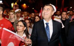 Vali ve eşi Dudu Didem Toros “Cumhuriyet Bayramı Yürüyüşüne” katıldı