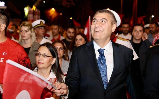 Vali ve eşi Dudu Didem Toros “Cumhuriyet Bayramı Yürüyüşüne” katıldı