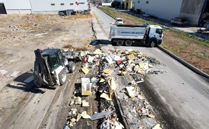 Akdeniz Belediyesi aynı yerden tonlarca çöp, atık, moloz ve hurda topladı
