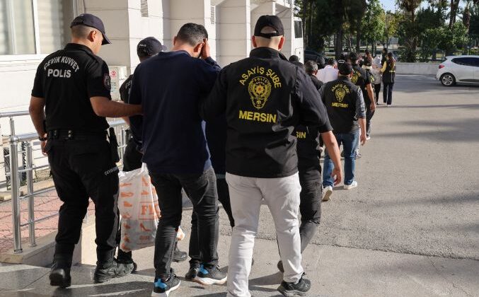 Mersin’de fuhuş operasyonu: 2 kişi tutulandı, yabancı uyruklu bir şahısta sınır dışı edildi