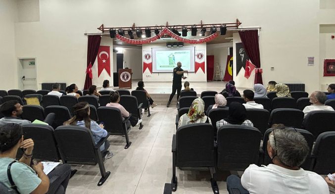 Mersin Polisi, madde bağımlılığıyla mücadele konusunda eğitim vermeye devam ediyor