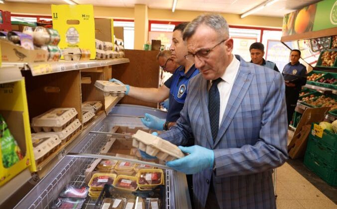 Akdeniz’de satışa sunulan tarihi geçmiş gıdalar tele geçirildi, satıcılara da cezai işlem yapıldı