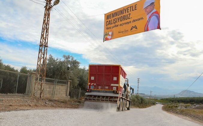 Büyükşehir, Mut’un en ücra köşelerinde yol çalışmalarını sürdürüyor