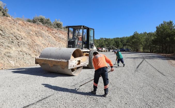 Gülnar’da 5 mahalleyi birbirine bağlayan grup yolu’nu yeniledi
