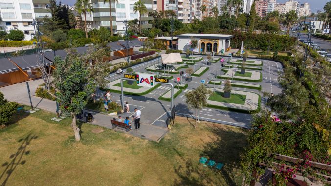 Çocuklar, Trafik Park’ta kuralları öğreniyor