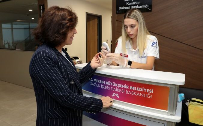 Büyükşehir ‘Dünya Diyabet günü’ kapsamında belediye personelinin şeker ölçümünü yaptı