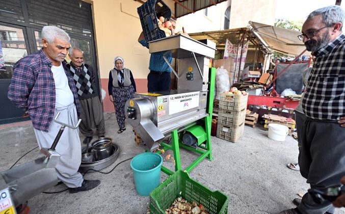 Büyükşehir’den nar üreticilerine makine desteği