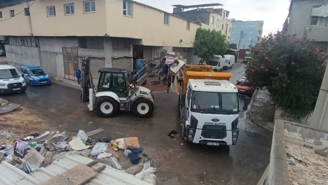 Akdeniz’de Çöp Evden On Kamyon Dolusu Atık Çıktı
