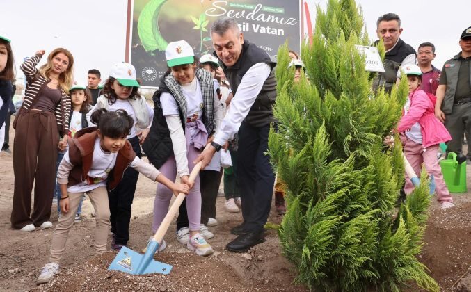 Vali Toros’un öncülüğünde binlerce fidan toprakla buluştu