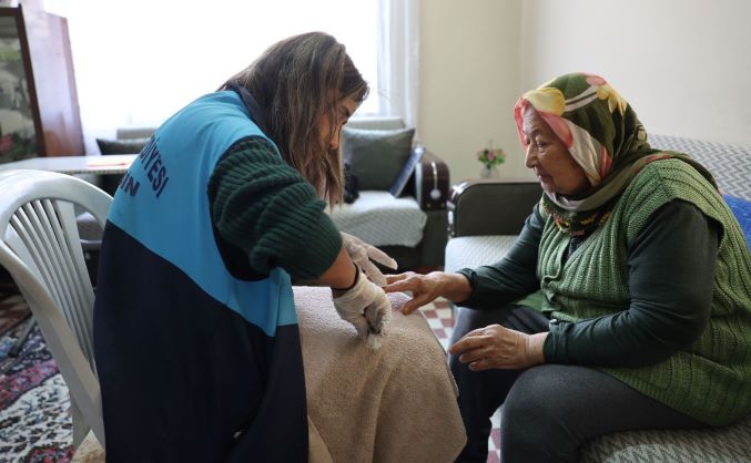 Akdeniz Belediyesi’nden 2025’te 500 haneye “Evde temizlik ve kişisel bakım” desteği