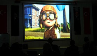 Mersin Şehir Hastanesi’nde hasta ve yakınlarına sinema keyfi