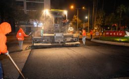 Büyükşehir trafiğin aksamaması için asfalt çalışmalarını gece sürdürüyor
