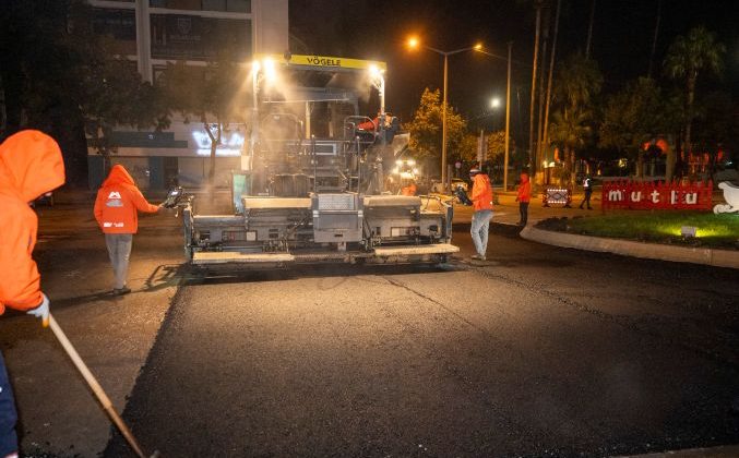 Büyükşehir trafiğin aksamaması için asfalt çalışmalarını gece sürdürüyor