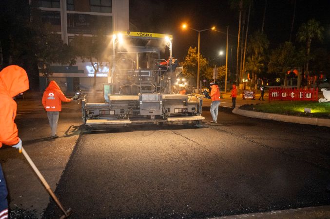 Büyükşehir trafiğin aksamaması için asfalt çalışmalarını gece sürdürüyor