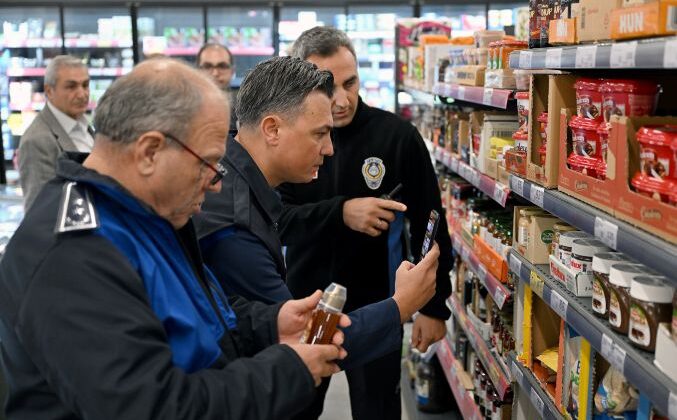 Büyükşehir Zabıtası, etiket ve son kullanma tarihi denetimi yaptı