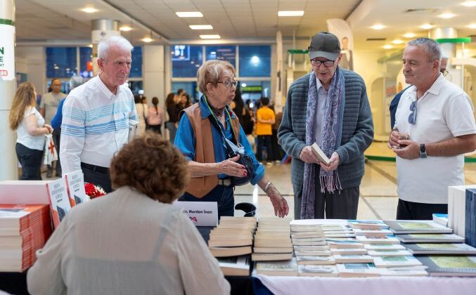 Büyükşehir standında yazarlar ve okurlarla buluştu
