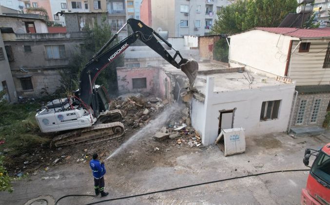 Akdeniz’de ağır hasarlı binanın kontrollü yıkımı gerçekleşti