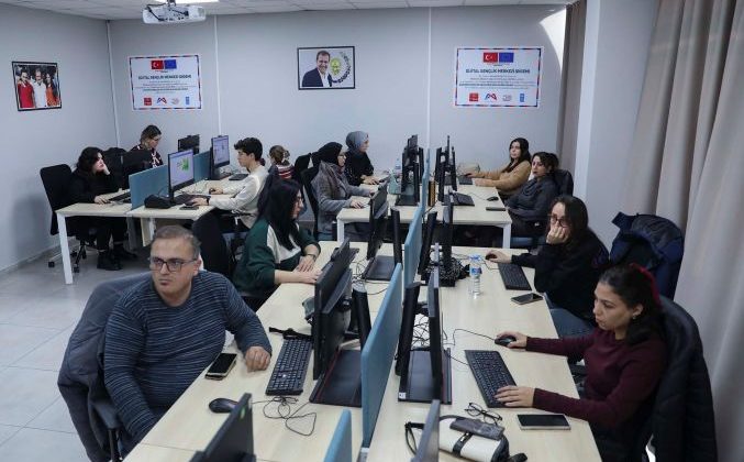 MERCEK’te ‘Dijital Tasarım ve Canva’ kursuna yoğun ilgi