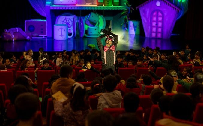 Şehir Tiyatrosu’nun ‘Bisküvi Adam’ oyunu minik seyircisiyle buluştu