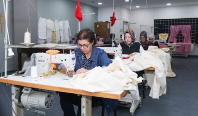 Özel bireylerin anneleri Büyükşehir ile dikiş öğreniyor, üretiyor