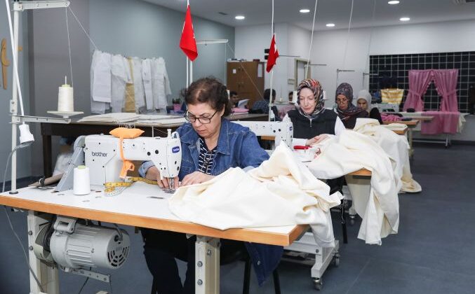 Özel bireylerin anneleri Büyükşehir ile dikiş öğreniyor, üretiyor