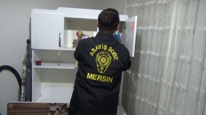 Mersin Polisi, dolandırıcı “polisleri” derin dondurucuda sakladıkları 85 bin euro ile birlikte yakaladı