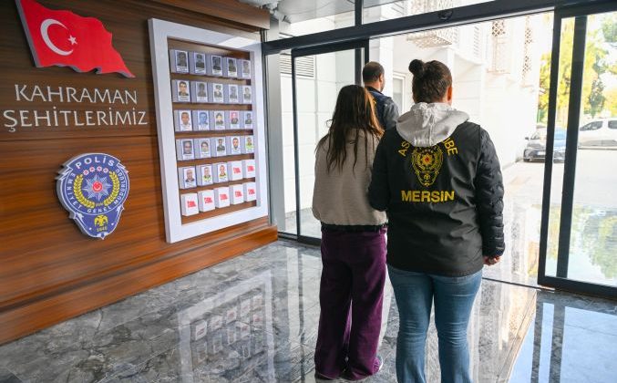 Mersin’de evden hırsızlık yapan 3 şüpheli altın ve 165 bin TL para ile birlikte yakalandı