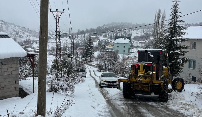 Büyükşehir ekipleri gece-gündüz karla mücadele ediyor