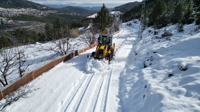 Mezitli’de kırsal mahallelerde karla mücadele çalışmaları aralıksız devam ediyor