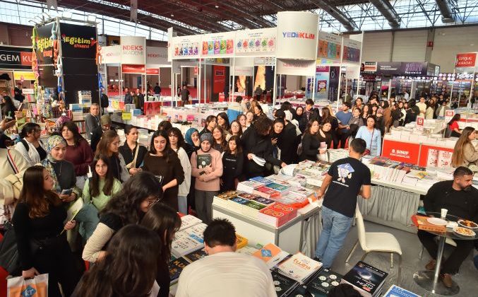 Çukurova Kitap Fuarı, kitapseverlerle kapılarını açtı!