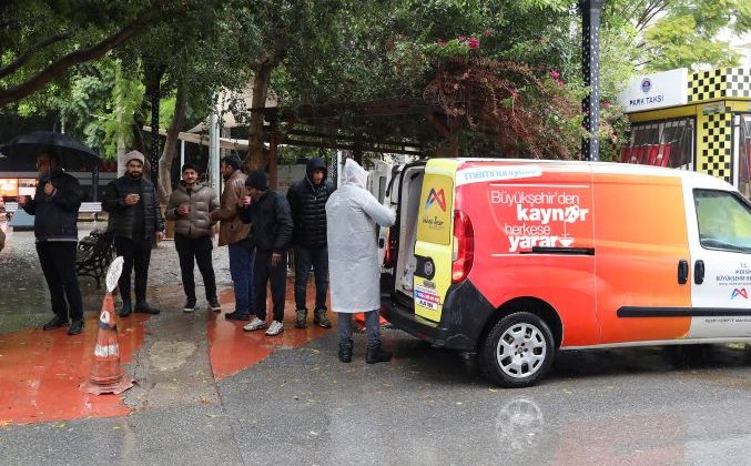 Büyükşehir Yeni Yılda Kaynar İkramıyla Mersinlilerin içini ısıttı