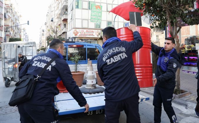 Büyükşehir Zabıtası kaldırım işgaline geçit vermiyor