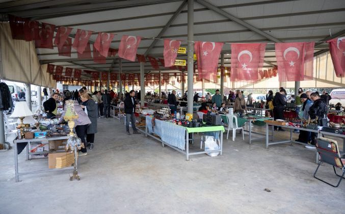 Antika Pazarı, 7’den 77’ye herkesin ilgisini çekiyor