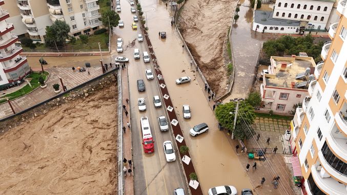 Büyükşehir Belediyesi topyekûn ekipleri sel mesaisinde