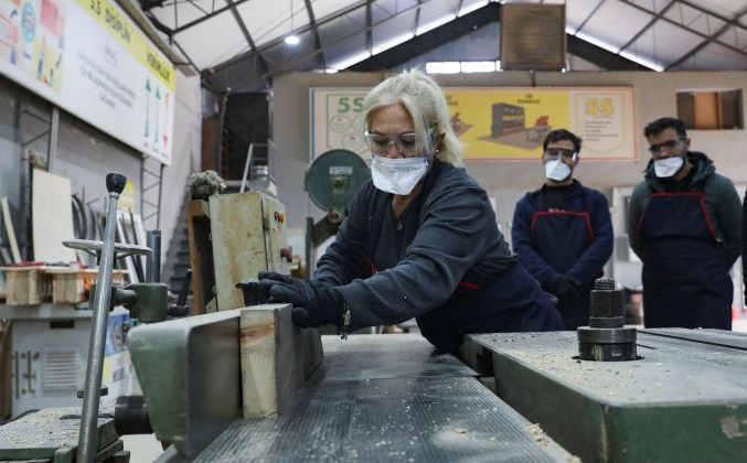 MERCEK kadın mobilya ustaları yetiştiriyor