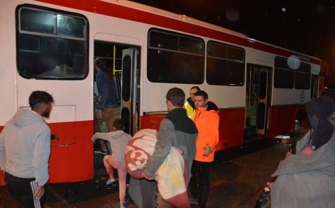 Büyükşehir ekipleri su baskını yüzünden mahsur kalan tarım işçileri tahliye etti