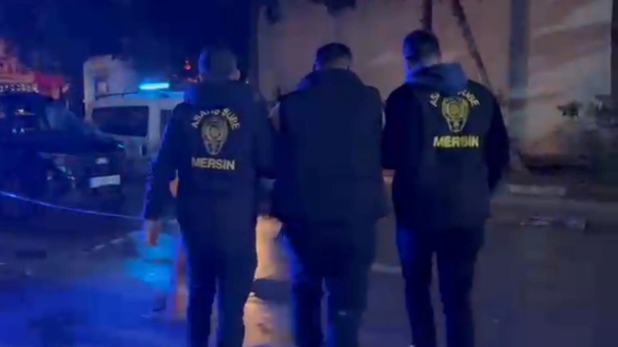Mersin Polisi, 98 yıl kesinleşmiş hapis cezasıyla aranan firariyi yakaladı