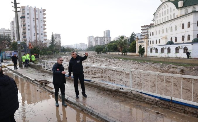 Mersin Valiliği açıkladı: Mahsur kalan 12 kişi kurtarıldı, 51 ev ve iş yeri ile 8 araç zarar gördü