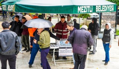 Mezitli Belediyesi’nden 6 Şubat deprem şehitleri anısına lokma ikramı
