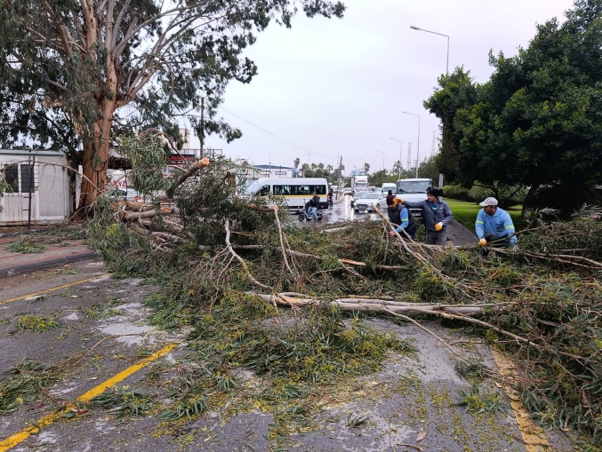 Akdeniz Belediyesi, yağmur ve fırtınaya karşı teyakkuzda