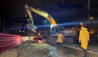 Tarsus Belediyesi yoğun yağışa karşı gece boyunca sahadaydı